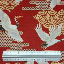 Tissu coton rouge foncé et or grues et grandes vagues (110cm)