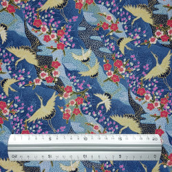 Tissu coton bleu petites grues et fleurs de prunier (110cm)