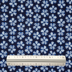 Tissu coton bleu nuit motifs fleurs de cerisier blanches et bleues style shibori (6m x 109cm)